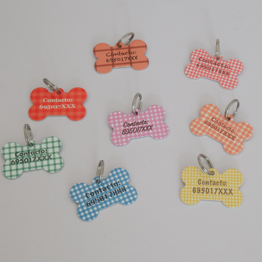Chapa identificativa para perros en color rosa vichy de My Pet Atelier, con espacio para grabado y diseño llamativo.