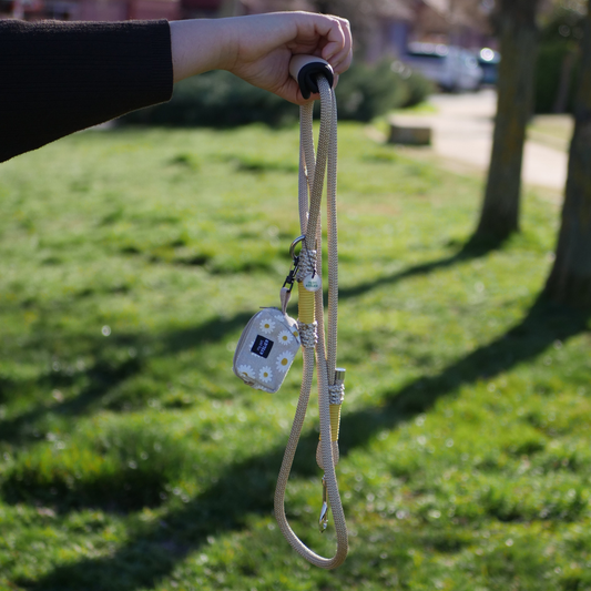 Correa de paseo Margaritas para dispensador de bolsas recoge cacas, con diseño práctico y cómodo para pasear a tu mascota.