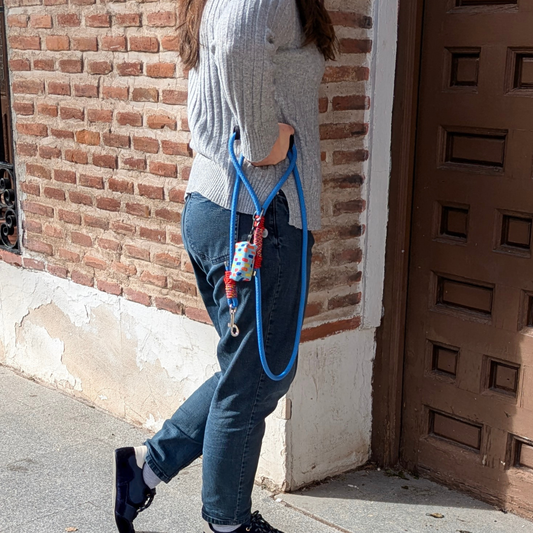 Correa de paseo para perro Festival en color celeste, hecha por Mi tienda, con diseño resistente y cómodo para pasear a tu mascota.
