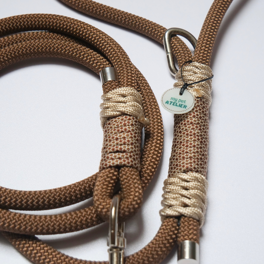 Correa de paseo para perro Brownie de color marrón y beige, hecha de material resistente y cómoda para pasear a tu mascota.
