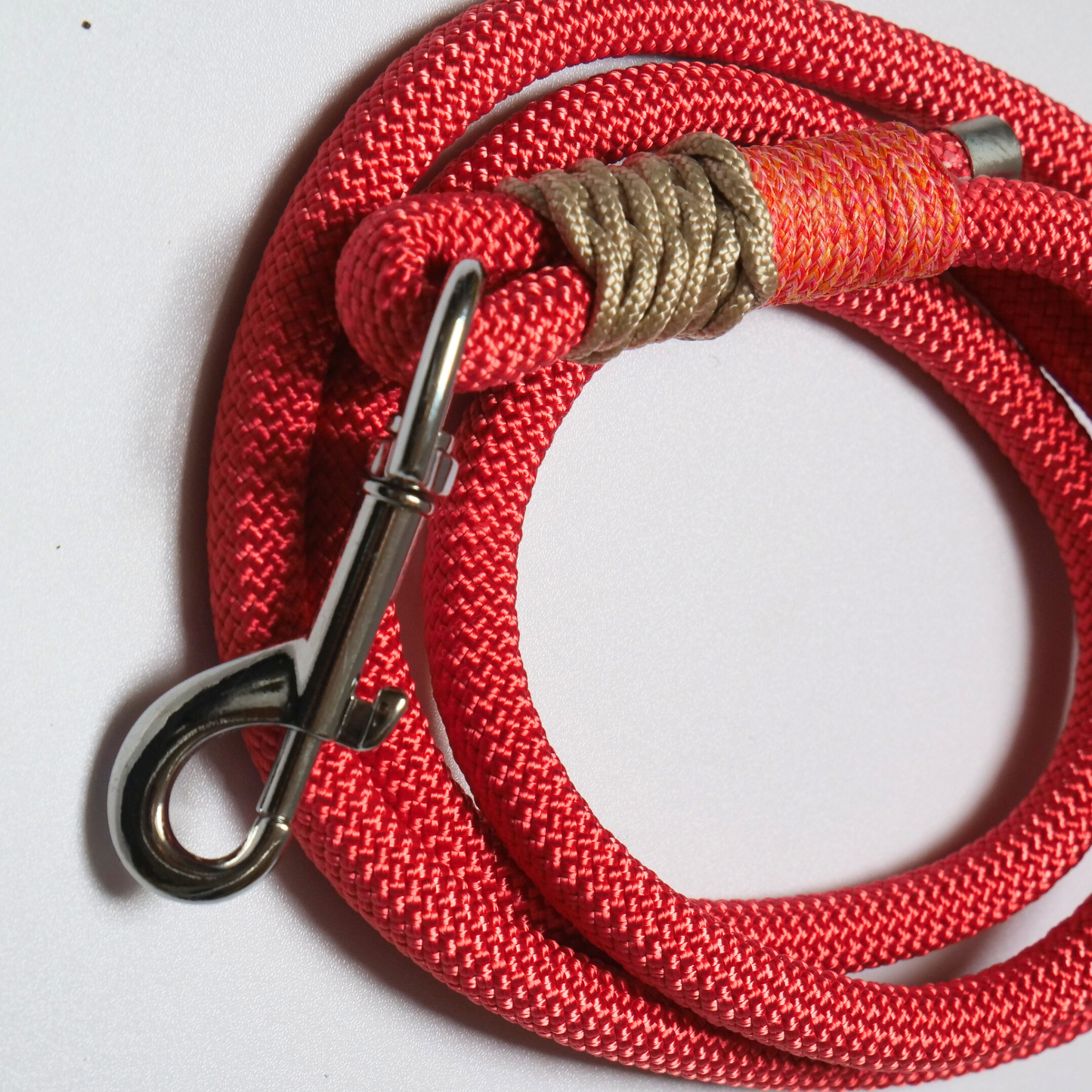 Correa de paseo para perro rosa con diseño de fresa, ideal para paseos seguros y cómodos.