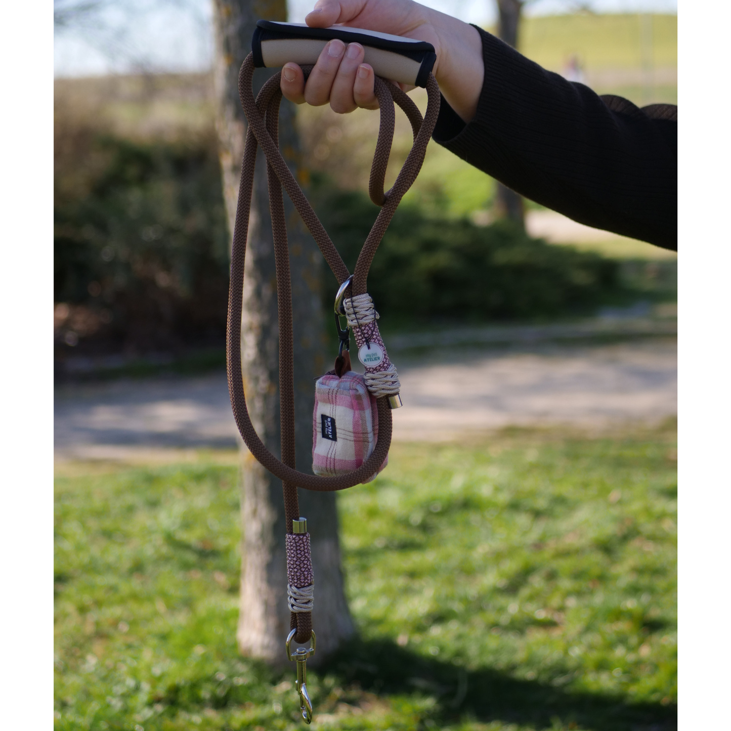 Correa de paseo para perro rosa con estampado de escoses, ideal para paseos cómodos y seguros.
