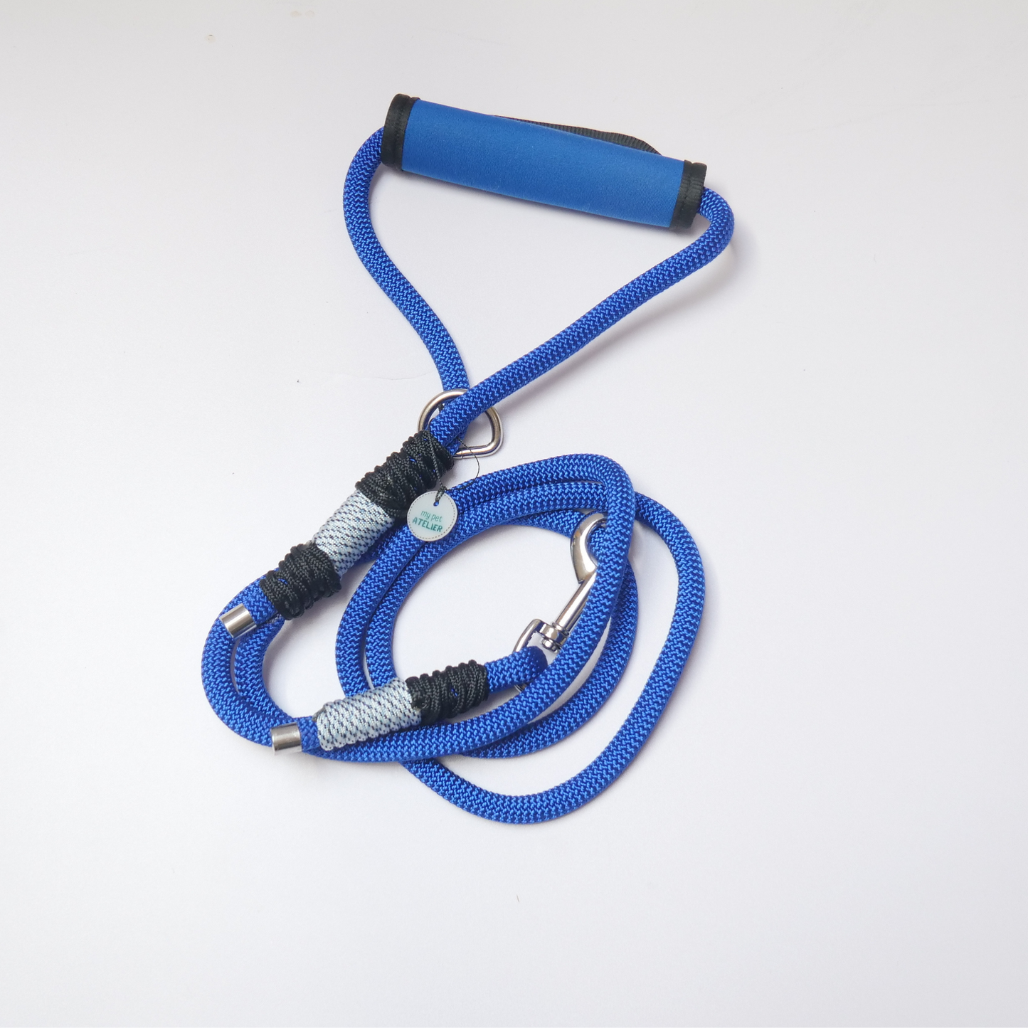 Correa de paseo para perro Blue Royal de la marca Mi Tienda, hecha de nylon resistente con asa cómoda y ajustable.