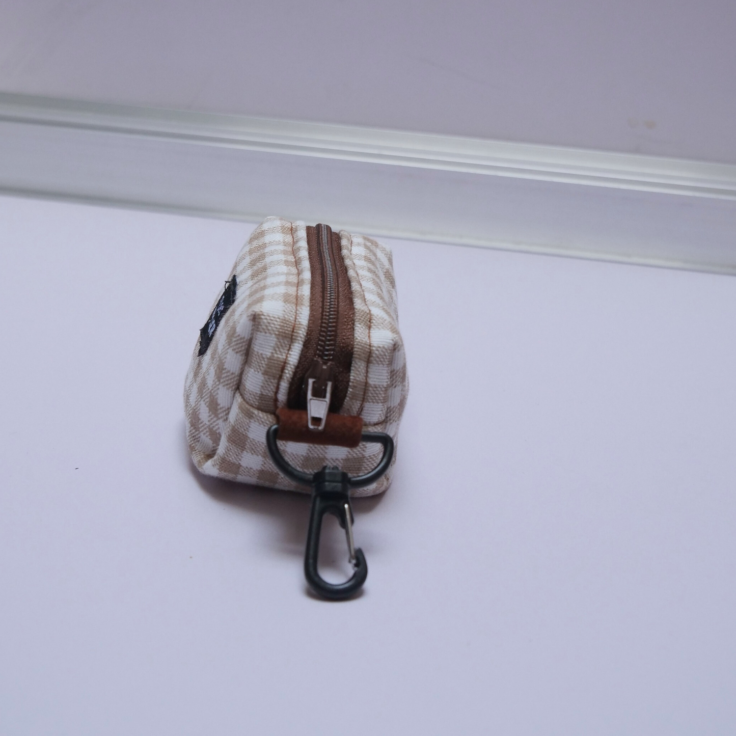 Dispensador de bolsas paseo perro Vichy Marrón