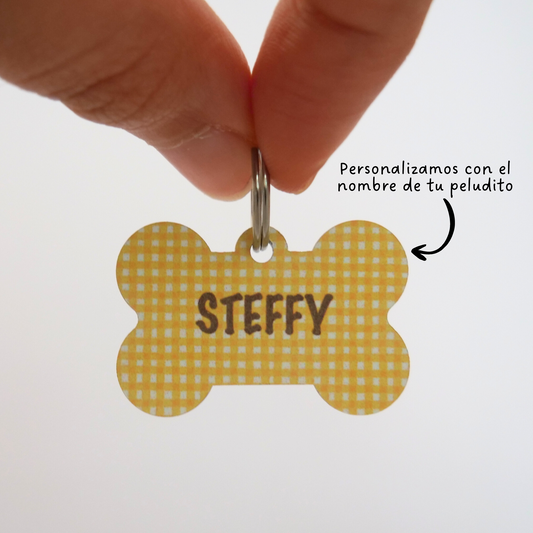 Chapa identificativa amarilla con patrón vichy para perros, de la marca My Pet Atelier, con espacio para información de contacto