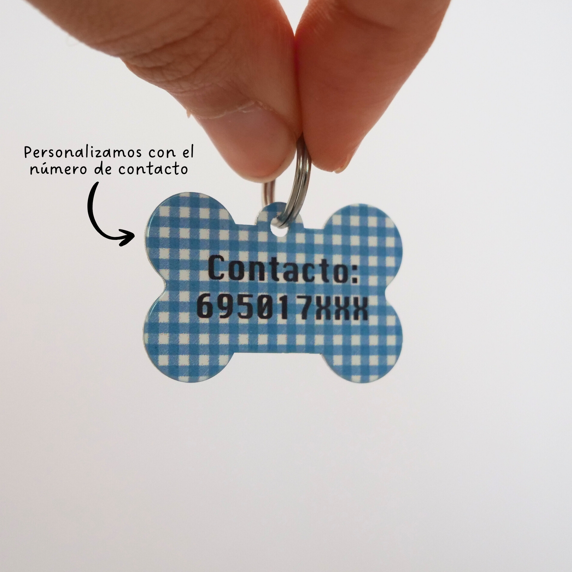 Chapa identificativa para perros de color azul vichy de la marca My Pet Atelier, con espacio para datos de contacto y nombre.
