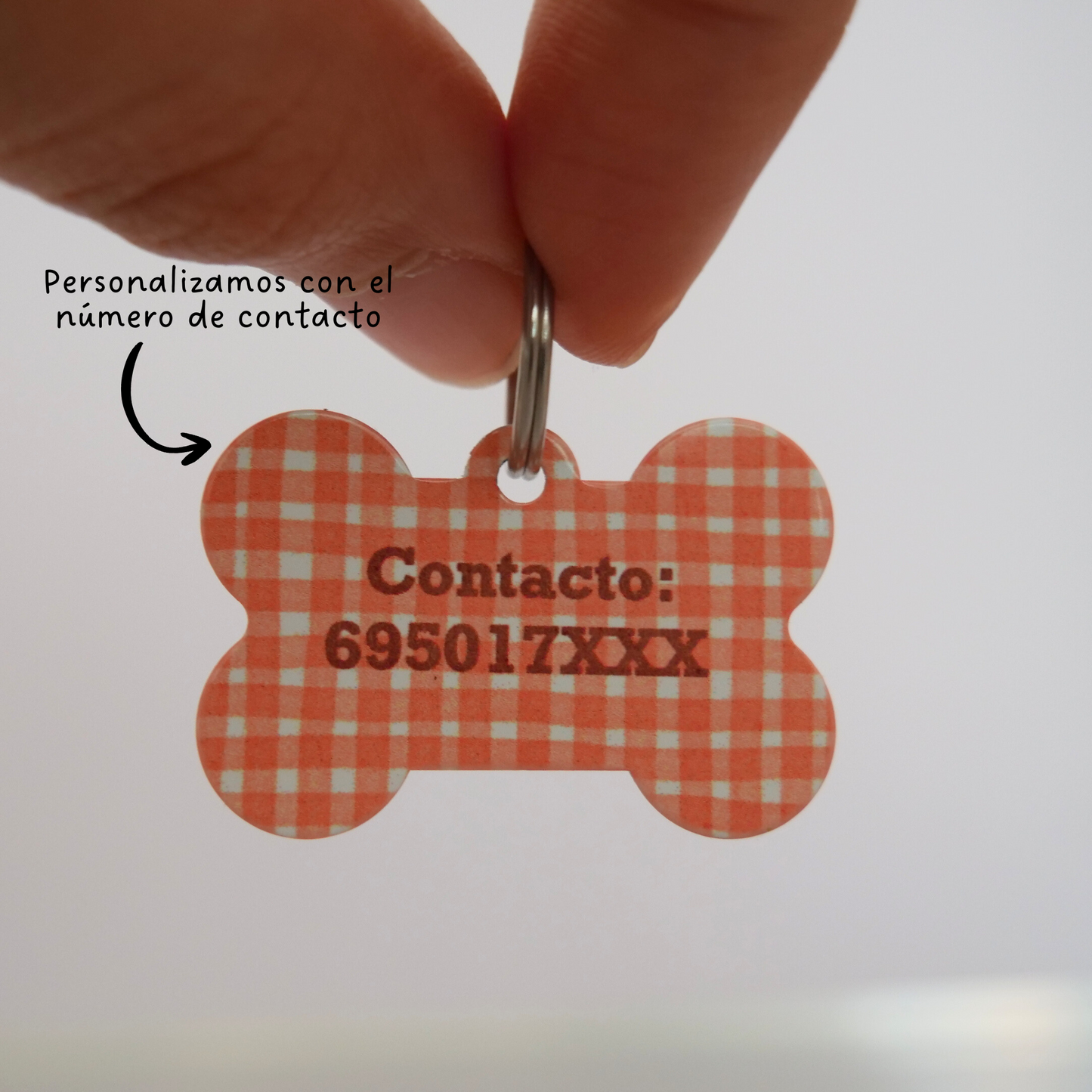 Chapa identificativa para perros color marrón claro vichy con nombre y datos en letra visible, de la marca My Pet Atelier.