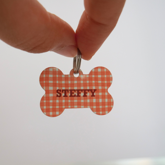 Chapa identificativa para perros de color marrón claro vichy de My Pet Atelier, con espacio para datos de contacto.