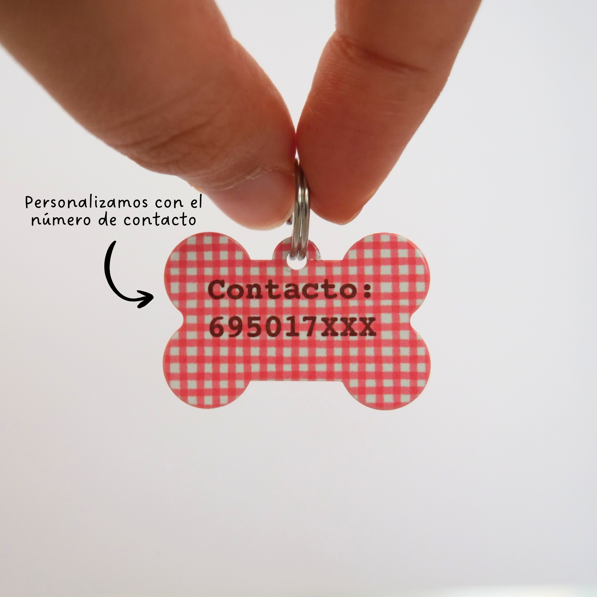 Chapa identificativa rosa vichy para perros de la marca My Pet Atelier, con espacio para datos de contacto y nombre del perro.