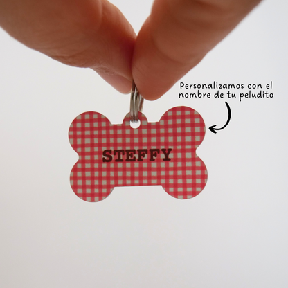 Chapa identificativa rosa vichy para perros de la marca My Pet Atelier, con espacio para datos de contacto y nombre.