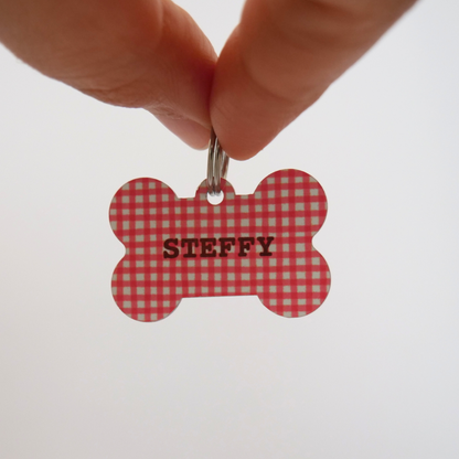 Chapa identificativa rosa vichy para perros de My Pet Atelier con espacio para datos de contacto y nombre del perro.