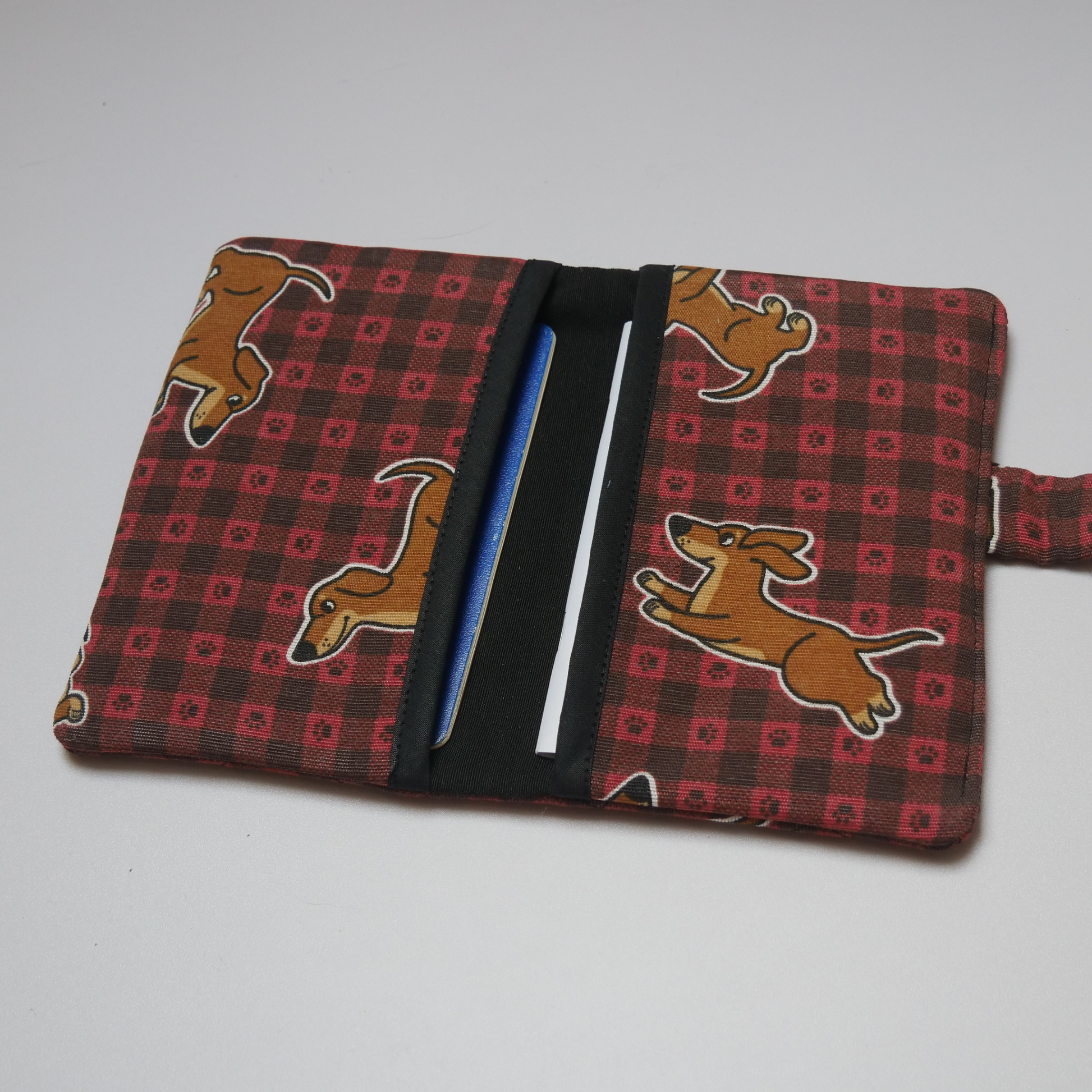 Portadocumentos para mascotas Steffy de Mi tienda, con espacio para identificación y documentos en tela resistente y color vibrante.
