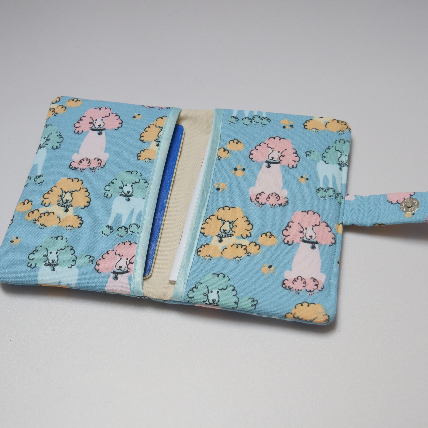 Portadocumentos multicolor para mascotas, con diseño práctico y resistente, ideal para llevar documentación de animales de compañía.