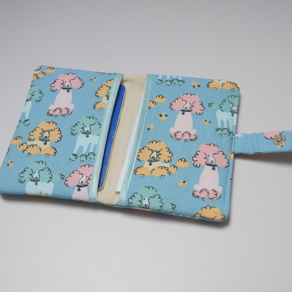 Portadocumentos multicolor para mascotas, con diseño práctico y resistente, ideal para llevar documentación de animales de compañía.