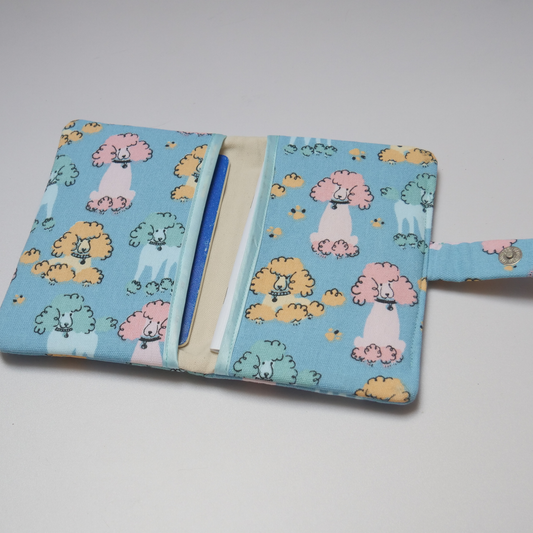 Portadocumentos multicolor para mascotas, con diseño práctico y resistente, ideal para llevar documentación de animales de compañía.