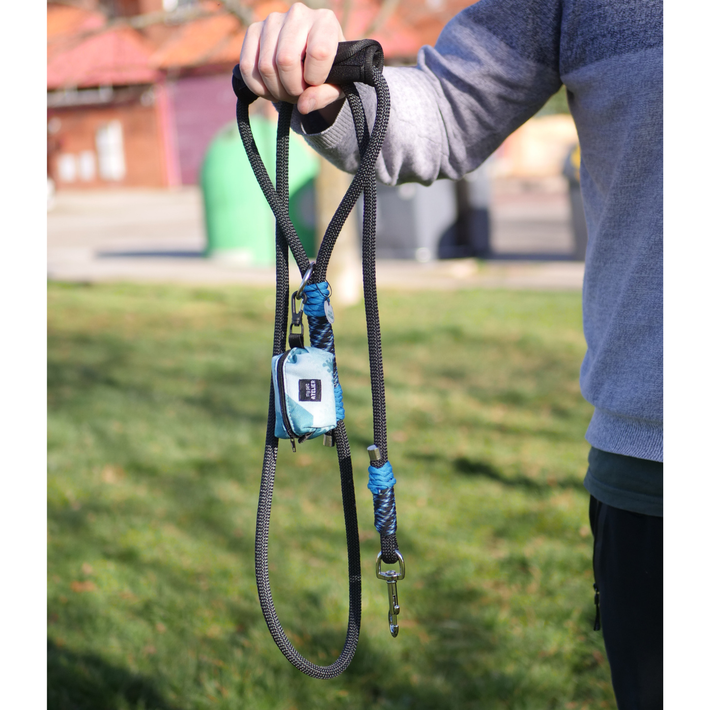 Correa de paseo para perro en negro y azul, resistente y cómoda, ideal para paseos con mascotas.