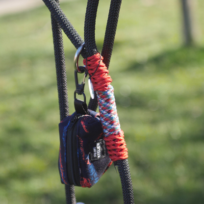Correa de paseo negra y roja para perros con dispensador de bolsas recoge cacas para uso nocturno.