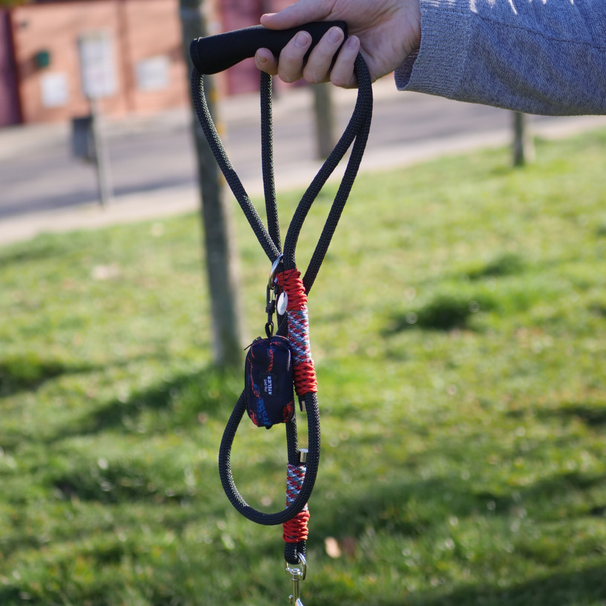 Correa de paseo negra y roja para perros, con dispensador de bolsas recoge cacas para uso nocturno.