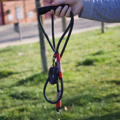 Correa de paseo negra y roja para perros, con dispensador de bolsas recoge cacas para uso nocturno.