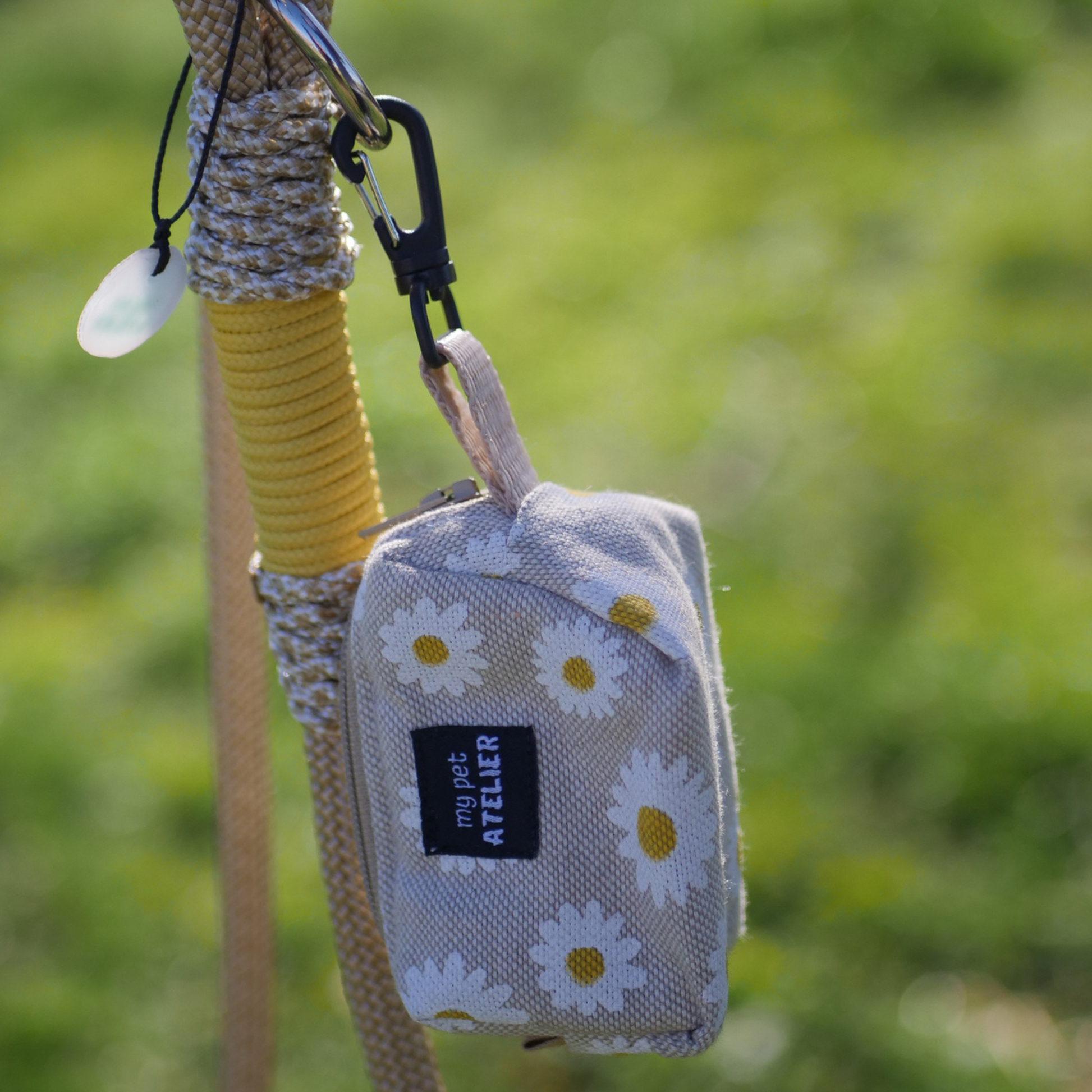 Correa de paseo para perros Margaritas con dispensador de bolsas recoge cacas para paseos cómodos y limpios.