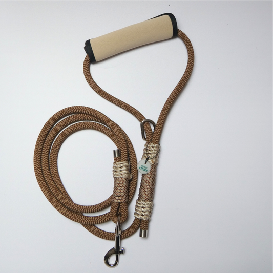Correa de paseo para perro Brownie en color marrón y beige, resistente y cómoda para pasear a tu mascota.