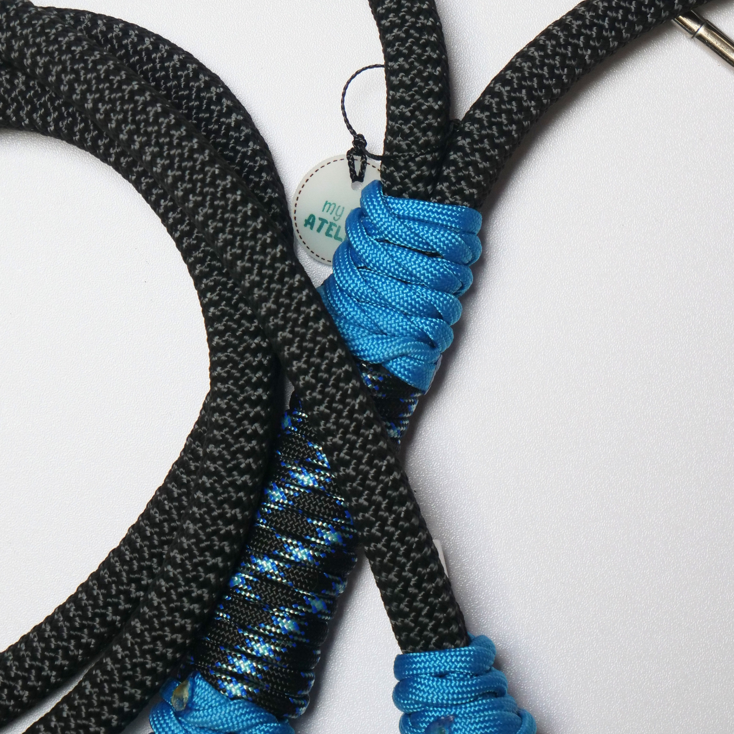 Correa de paseo para perro en negro y azul turquesa, resistente y cómoda, ideal para paseos con mascotas.