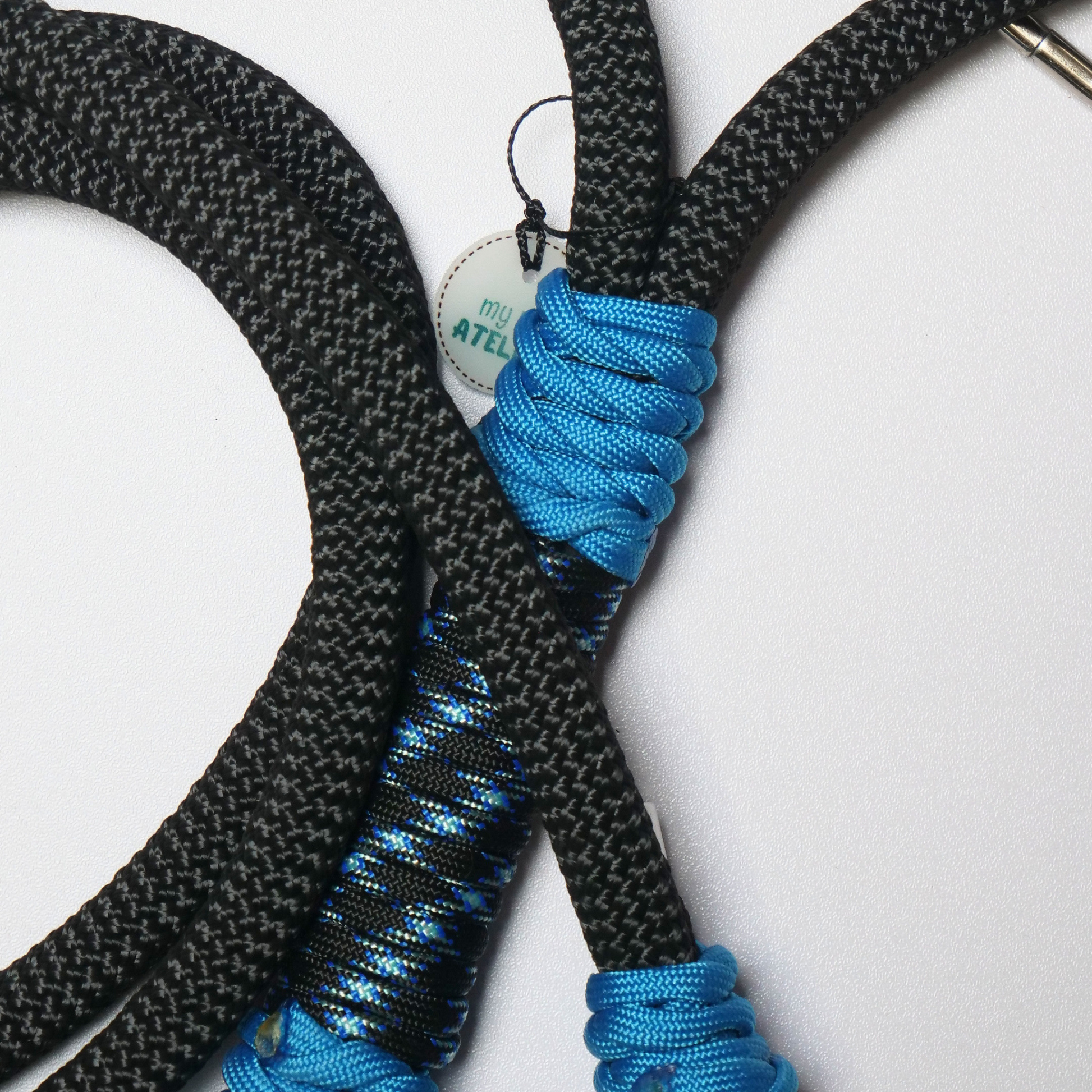 Correa de paseo para perro en negro y azul turquesa, resistente y cómoda, ideal para paseos con mascotas.