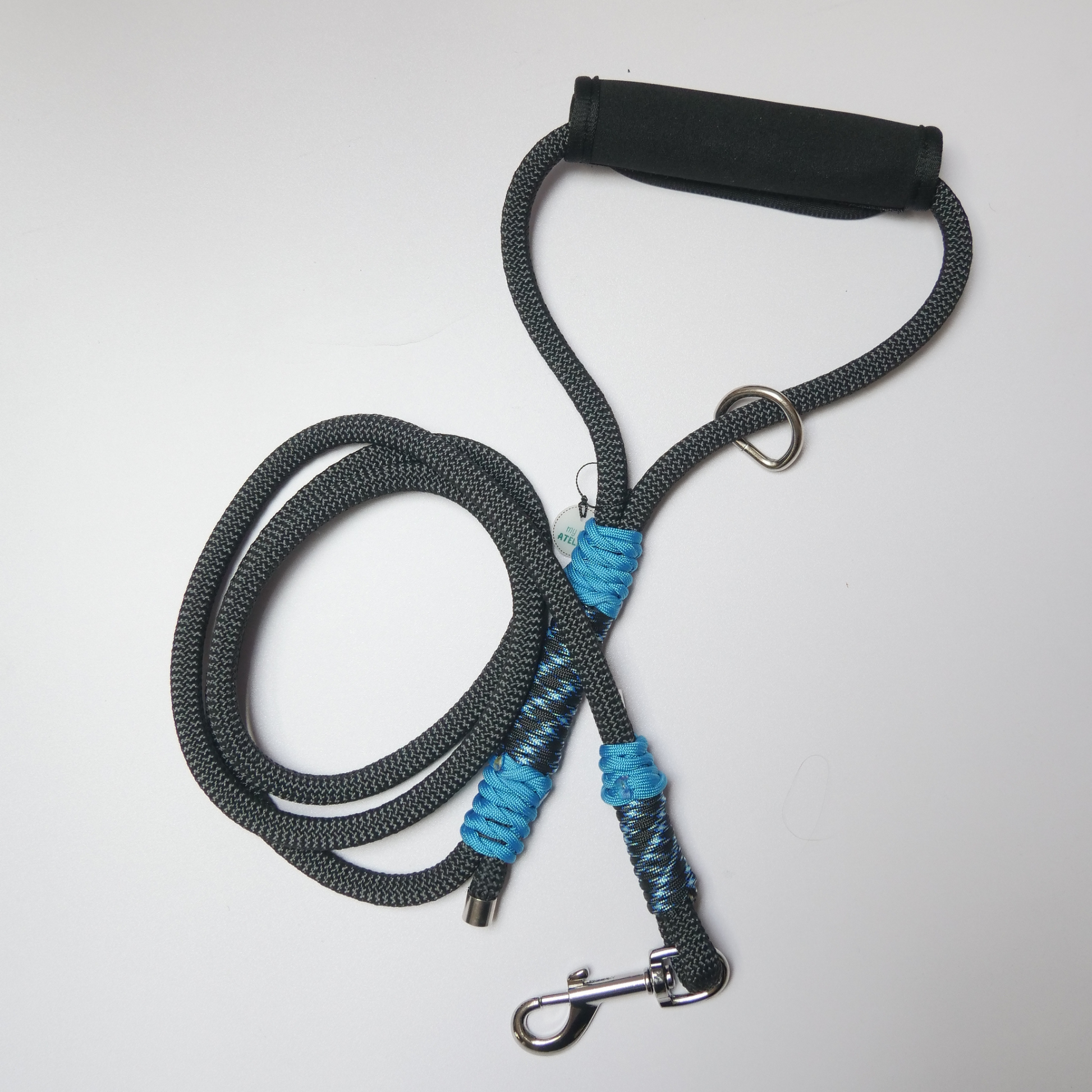 Correa de paseo para perro en color negro y azul turquesa, con asa resistente y ajustable, ideal para paseos seguros y cómodos.