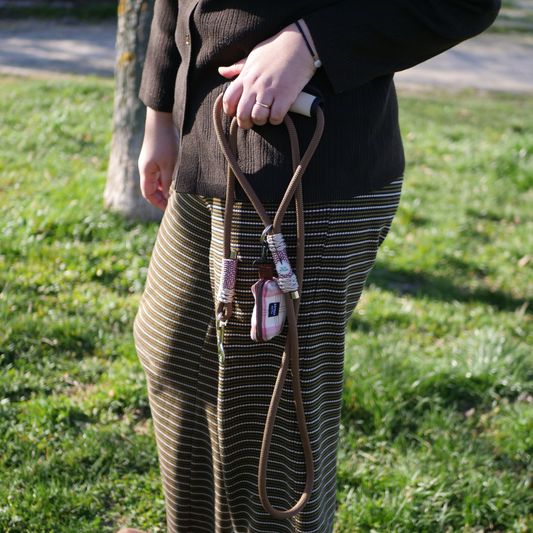 Correa de paseo para perro en color rosé con diseño escocés, ideal para pasear con estilo y comodidad.