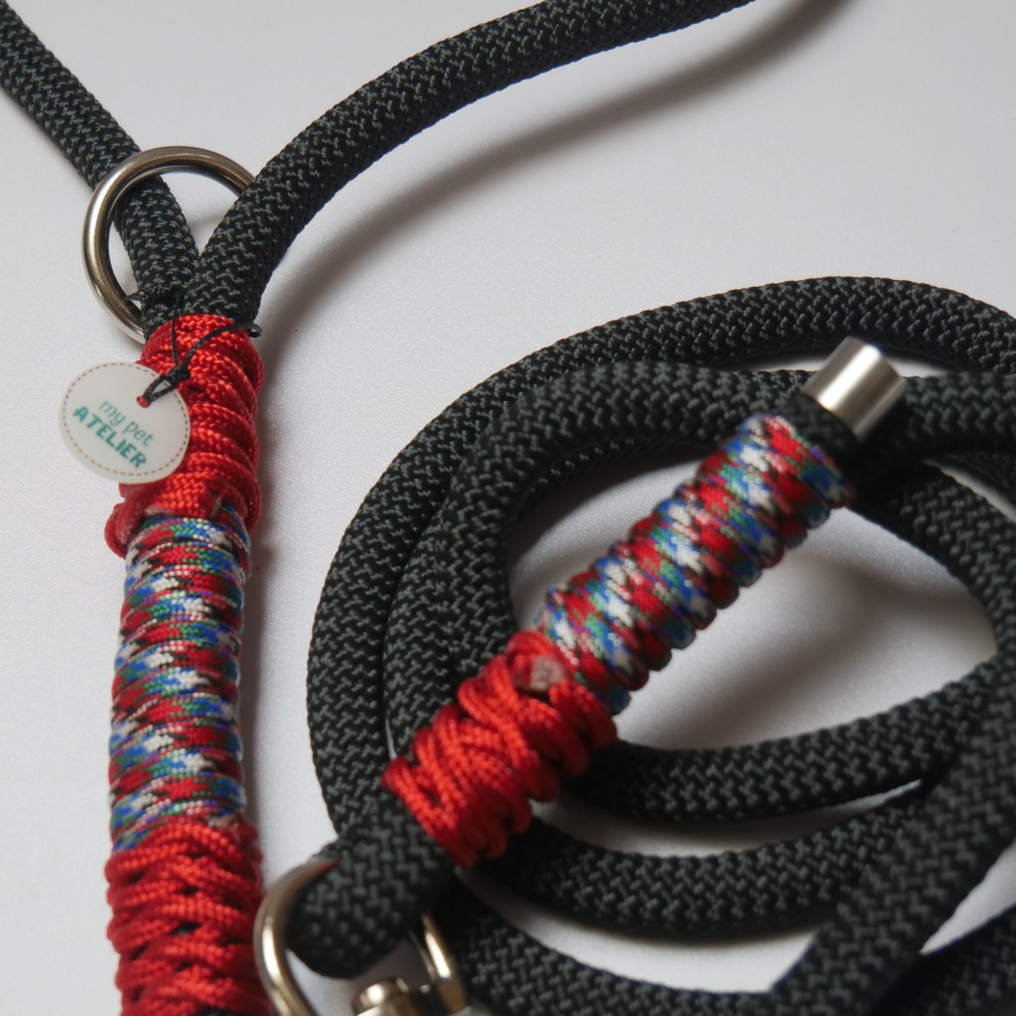 Correa de paseo para perro en negro y rojo de la marca Mi tienda, cuerda resistente y duradera para paseos seguros.