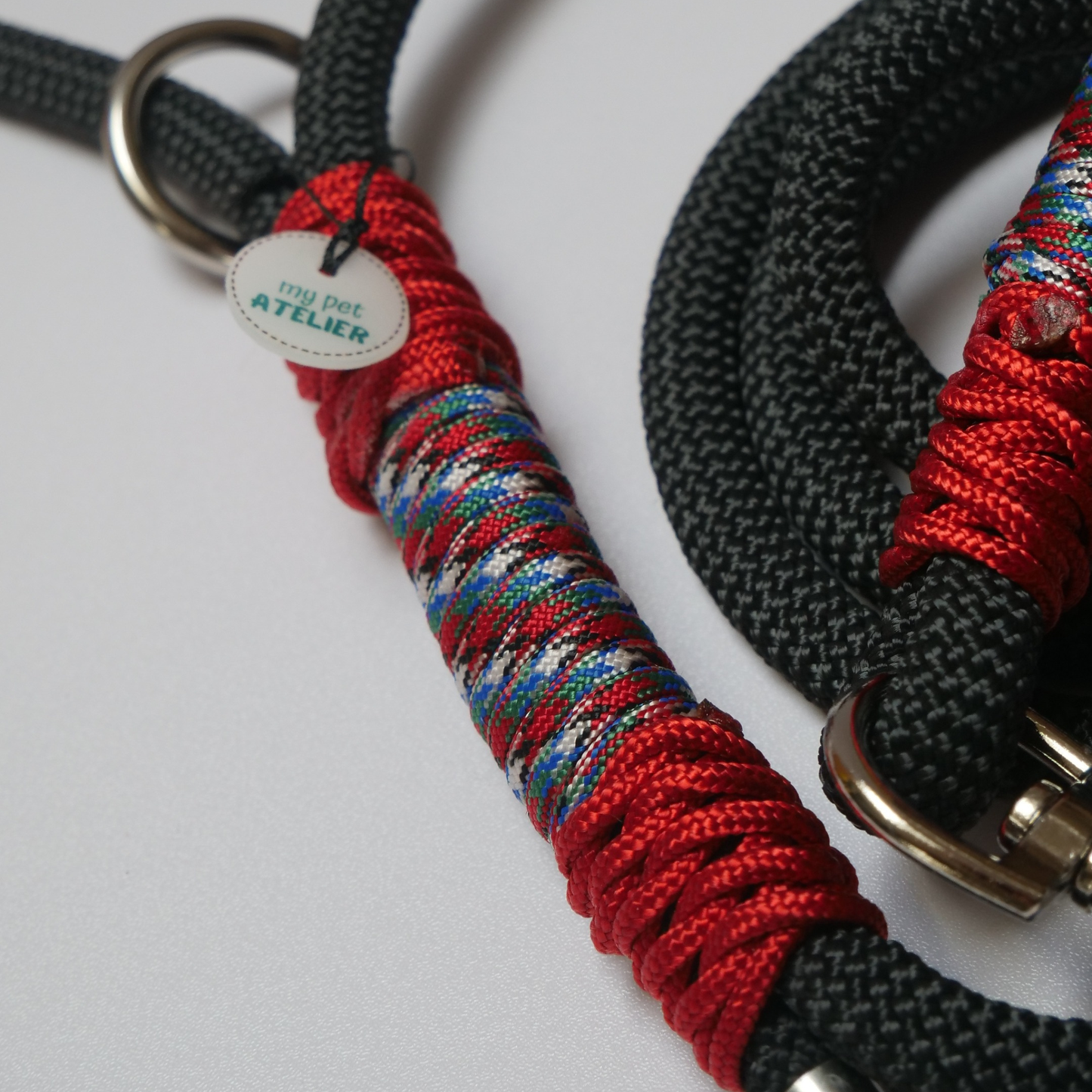 Correa de paseo para perro en negro y rojo, resistente y ajustable, ideal para paseos seguros y cómodos para mascotas.