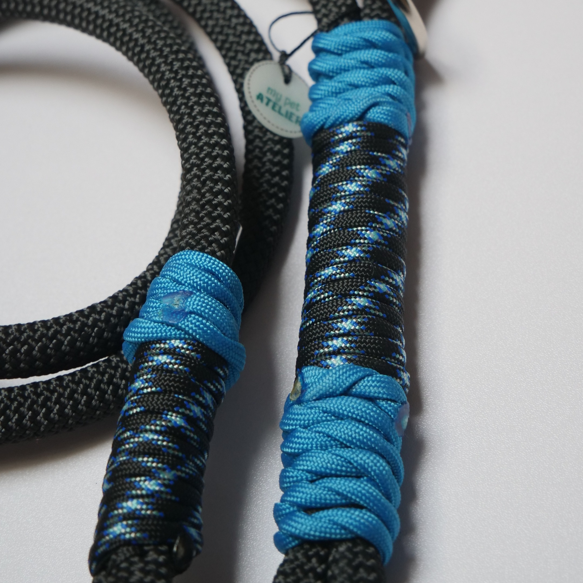 Correa de paseo para perro en negro y azul de la marca Mi tienda, con cuerda resistente y cómoda para pasear a tu mascota.