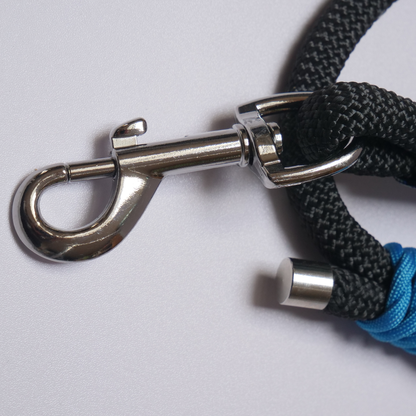 Correa de paseo para perro Black Blue de Mi tienda, mostrando la correa resistente con agarradera y diseño en color negro y azul.